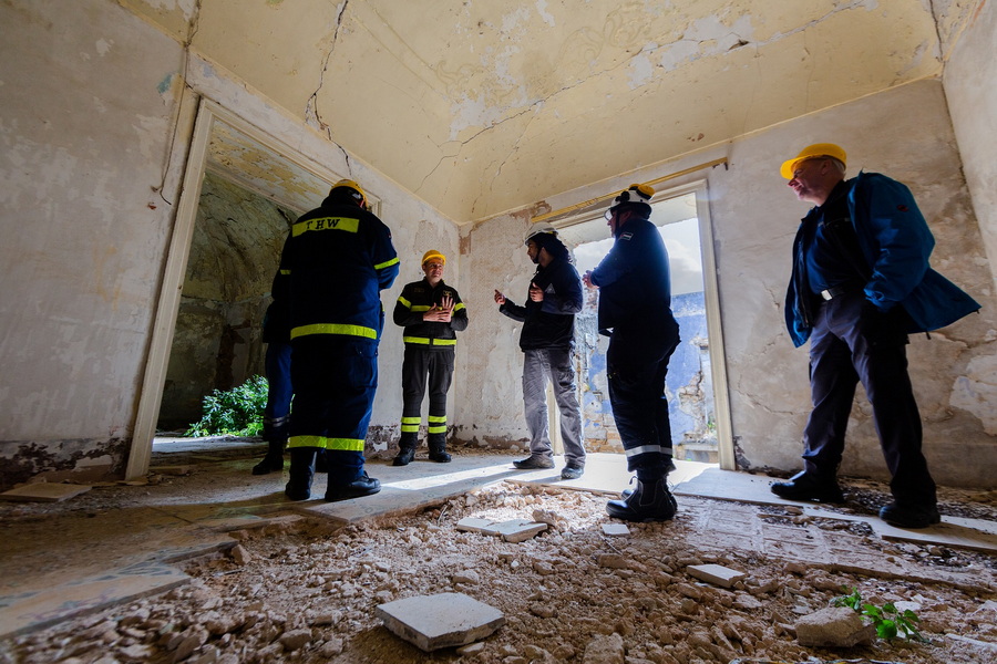 People having a discussion at a construction site, related to project planning